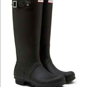 Hunter rainboots hardly worn perfect condition. Comes in hunter boots box.